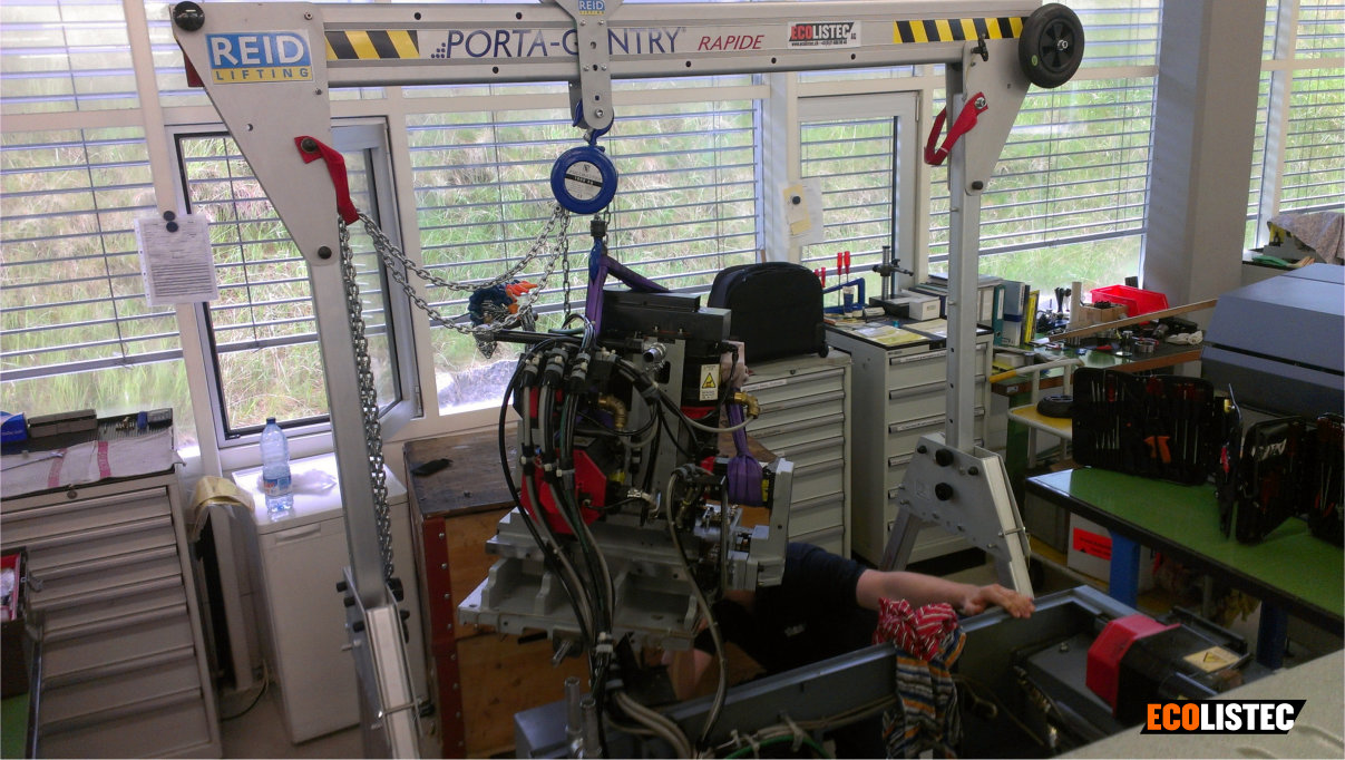 Aluminium Portalkran PG Rapide bei einer Motorwartung